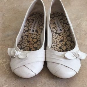 White,Bow Flats